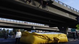VIDEO| Pobladores se cuelgan en puente de Peñalolén: Piden inclusión en proyecto habitacional