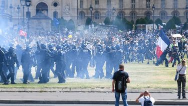 VIDEOS| Protestas por la salud pública culminan en serios enfrentamientos con la policía en París