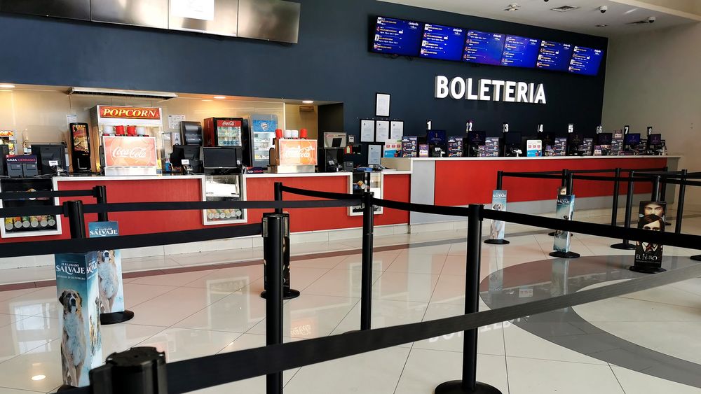 Salen las cuarentenas. Entran las salas de cine en Chile