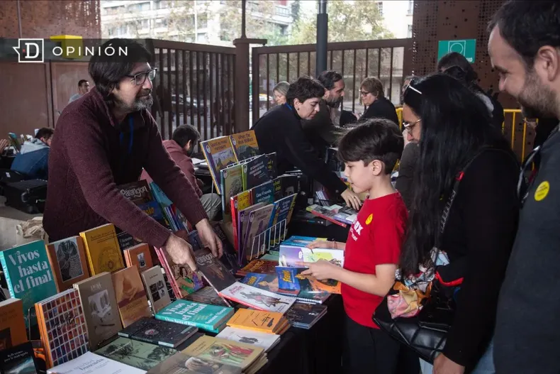 18106 familia en una feria del libro.webp