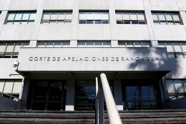 hijo fue a juicio porque aseguradora se nego a entregar pension a su madre con enfermedad mental corte ordeno pagarla completa.webp