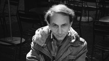 Ni siquiera se transmite sexualmente: Houellebecq sobre el coronavirus