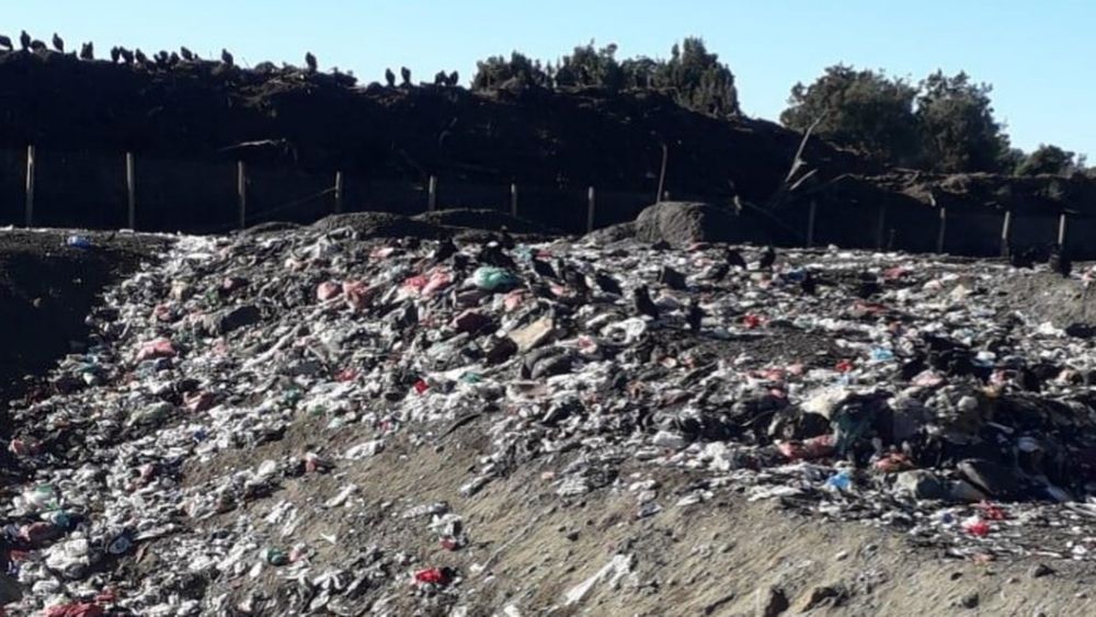 En conflicto con la comunidad, Ancud sigue desechando su basura en la cuenca de un santuario de la naturaleza y sin evaluación ambiental