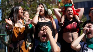 VIDEO | “Mi muñeca me habló, me dijo lucha”: decenas de mujeres cantan versión feminista del éxito de 31 Minutos
