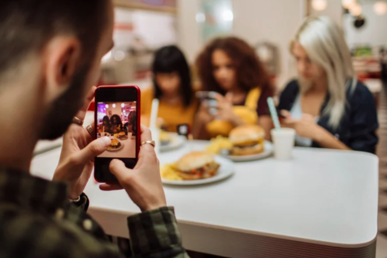 videos cortos y con influencers  estrategias de marketing preferidas por empresas para recuperar inversion.png