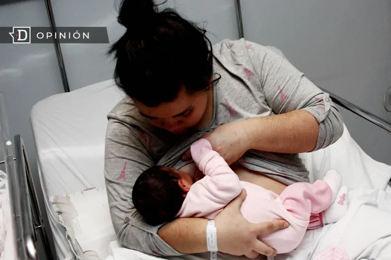 20737 mama dando leche a un bebe en una cama de hospital.webp