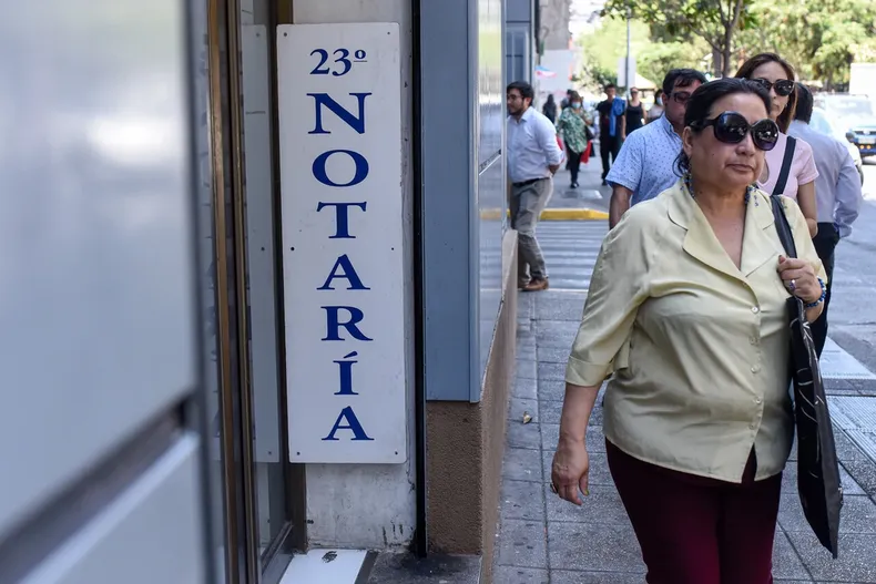 division del conservador de santiago y defensa de notarios inmortales frenan la reforma que impulsa el gobierno.webp