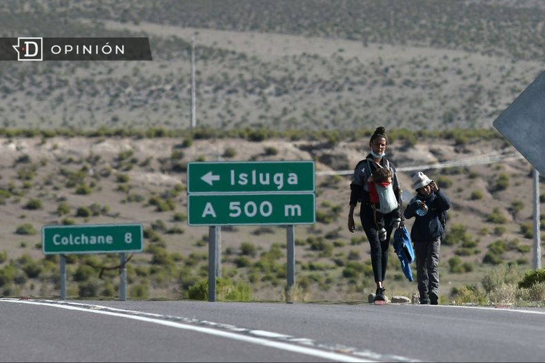 8356 madre con sus hijos caminando carca de colchane.jpg