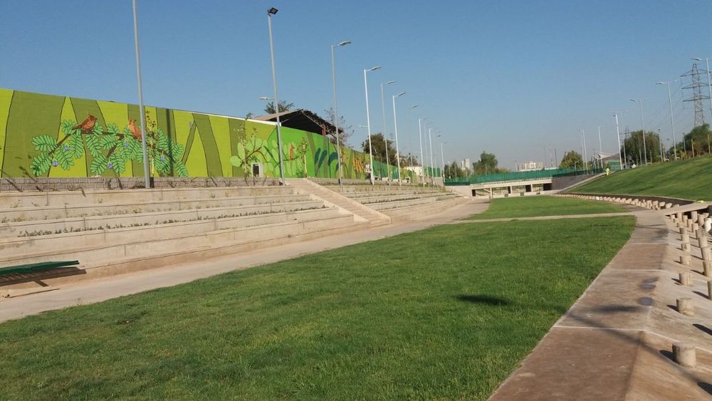Parques inundables, corredores ecológicos y humedales urbanos ya operan en Chile para contener crecidas. Tras el aluvión en Las Condes, la discusión se centra en cómo escalar estas obras en un escenario de menor financiamiento para resiliencia urbana.