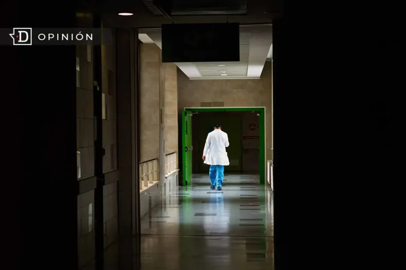 25351 doctor caminando en un pasillo.webp