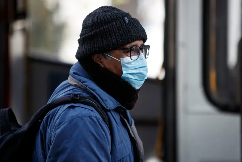 regresa el uso obligatorio de mascarillas por invierno cuando y donde se deberan usar.webp
