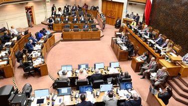 El Desconcierto | presupuesto 2025  senado elimina  tombola  escolar y aprueba alza del 2,7  en gasto publico.jpg