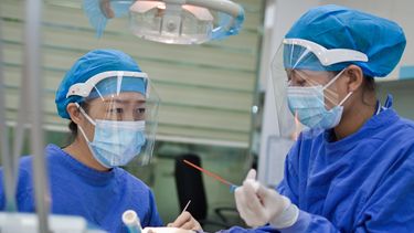 Francia otorga nacionalidad en agradecimiento a “primera línea” de la Salud que son extranjeros