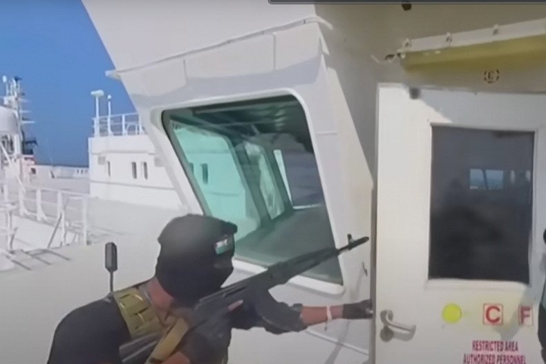 Huties en un barco britanico imagen referencial e1718292127937.png