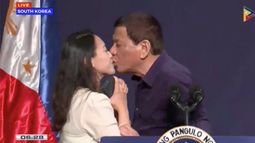 Presidente de Filipinas fuerza a trabajadora a darle un beso en los labios en medio de un acto oficial