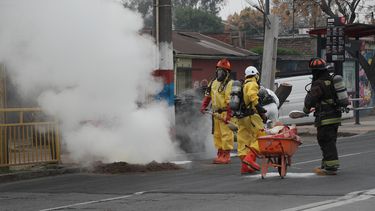 Emergencia química en Pudahuel: Corte de tránsito en San Pablo por derrame de ácido nítrico