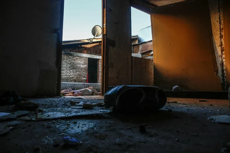 por actividades y conexiones ilegales  dan 6 meses a toma de 24 viviendas de limache para ser desalojada.webp