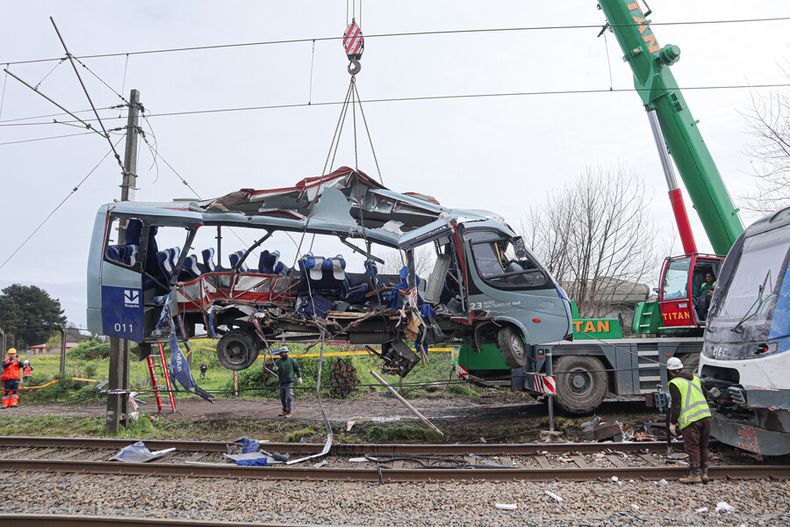 Imagenes del retiro de la maquina involucrada en el fatal accidente del viernes Agencia Uno.jpg