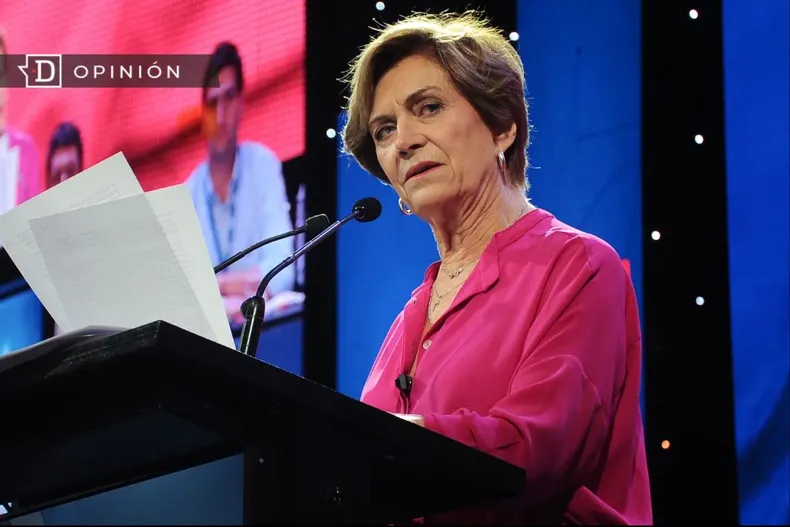 13004 evelyn matthei en un podio.webp