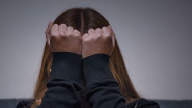 A propósito de Monsalve y la acusación que lo golpea: Experta aclara qué es acoso, abuso y violación