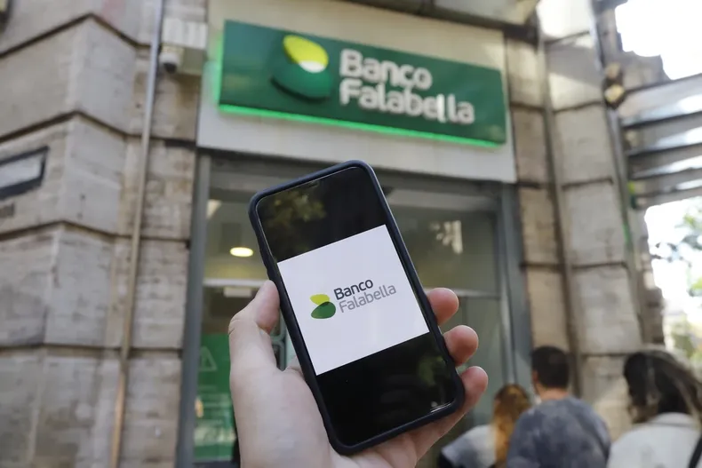 formalizan a cajera de banco falabella inflo deposito de 9 millones a 90 facilito millonario retiro y se compro auto nuevo.webp