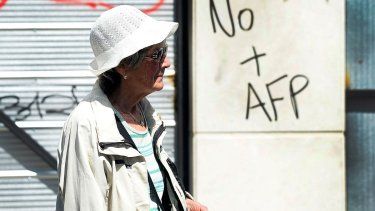 Persona de tercera edad al lado de un grafiti contra las AFP / Agencia Uno