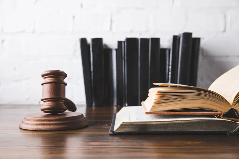 abogado presento audios y videos privados de su exclienta tribunal confirmo millonaria multa por violar secreto profesional.webp