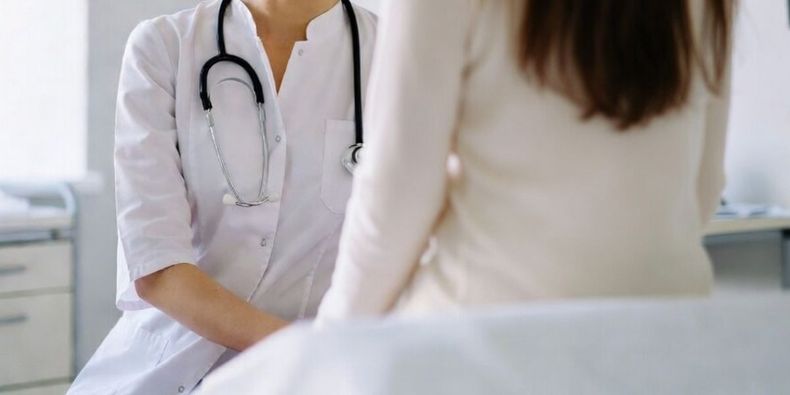 Paciente en consulta médica / Grok