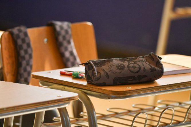 Violencia escolar - Pupitre con un estuche encima, en una sala de clase / Agencia Uno