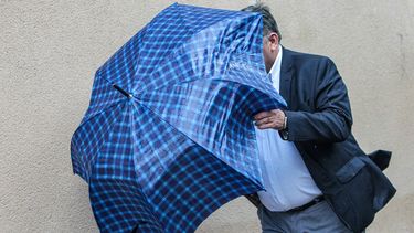 Fuerte viento en Santiago - Agencia Uno