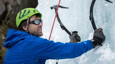 Perdió su visión a los 13 años: Primer ciego en escalar el Everest visitará Chile en marzo