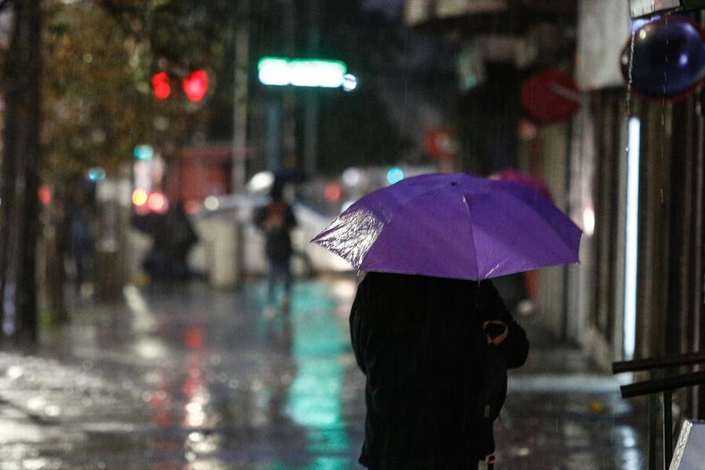 paragua en mano para la proxima semana precipitaciones llegaran a zona central el miercoles.jpg