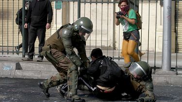 Carabineros remueve a comandante que ordenó no usar armas en marchas