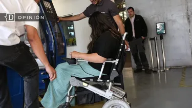 El Desconcierto | 17701 persona en silla de ruedas siendo ayudada por otras peronas.webp