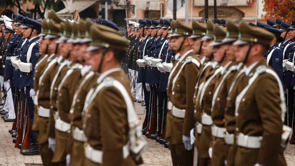 Casi 3.000 funcionarios de Carabineros, Gendarmería, FFAA y PDI salieron 9 mil veces del país con licencia médica