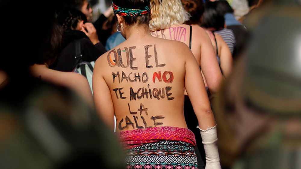 Las olas del feminismo en Chile: Desde el sufragismo a las tomas feministas
