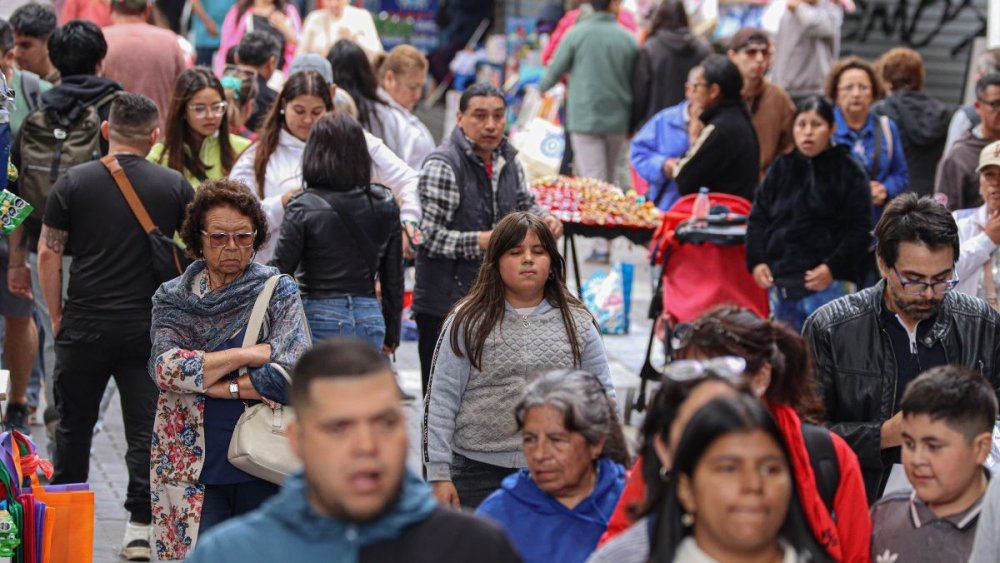 Foto de personas caminando en el centro de concepción / Agencia Uno