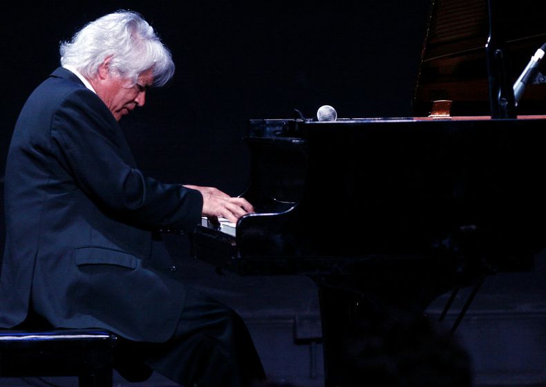 Con concierto de Roberto Bravo Capital chilena es invitada de honor en FIL Buenos Aires.jpg