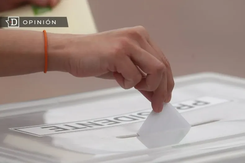 26077 mano metiendo un voto en una urna para votacion presidencial.webp