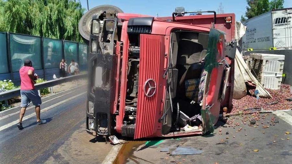 Corte de tránsito en autopista General Velásquez: Camión cargado con frutas volcó en Renca