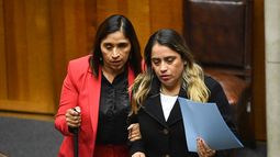 Senadora Fabiola Campillai siendo asistida en el Congreso - Agencia Uno