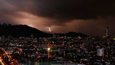 Lluvia, tormentas eléctricas y cortes de luz: ¿Hasta qué hora seguirán las precipitaciones en Santiago?