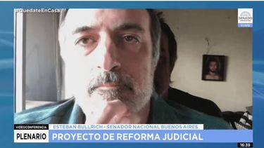 VIDEO| Senador argentino se llena de bromas tras usar un fondo de Zoom con su foto en sesión del Congreso