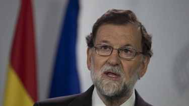 Rajoy destituye al gobierno catalán, disuelve el parlamento y convoca a elecciones en Cataluña