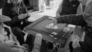Juego de cartas: Adultos mayores se reúnen alrededor de una mesa para jugar brisca, una rutina que fortalece los vínculos y la vida comunitaria en Valparaíso.