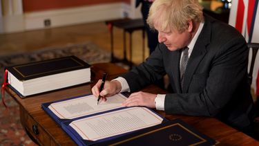 Johnson prepara al Reino Unido para un largo confinamiento frente al exponencial repunte de casos de coronavirus