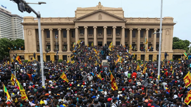 VIDEO| Sri Lanka: Manifestantes se toman casa del presidente y queman hogar del primer ministro