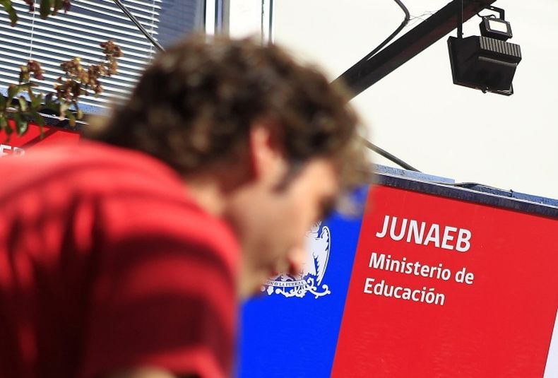 junaeb no le renovo beca indigena por  cambio de carrera   corte lo declaro ilegal y ordeno restituirla.jpg