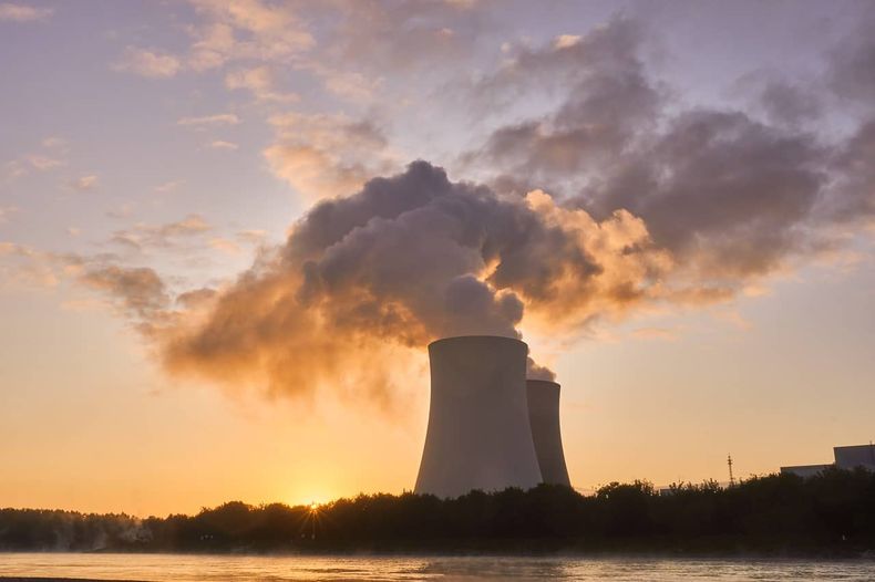 nuclear power plant 4535760_1280 1.jpg
