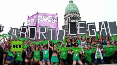 Tras presión del movimiento social feminista: Macri se abre a debate sobre el aborto legal en Argentina
